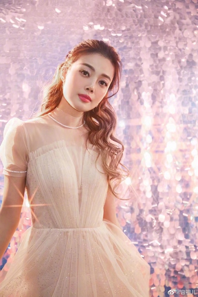 容祖兒Gel「長甲」變廢人釀意外,因美甲行動不便終被剪刀誤傷虎口