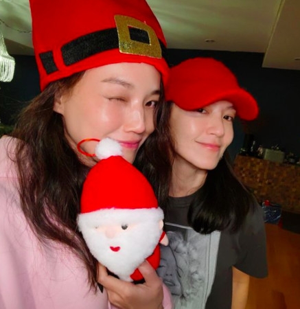 44歲舒淇與林熙蕾相識多年,向來老友鬼鬼!在今年情人節更超甜的曬出了兩人年輕時的合照,甜蜜滿瀉!