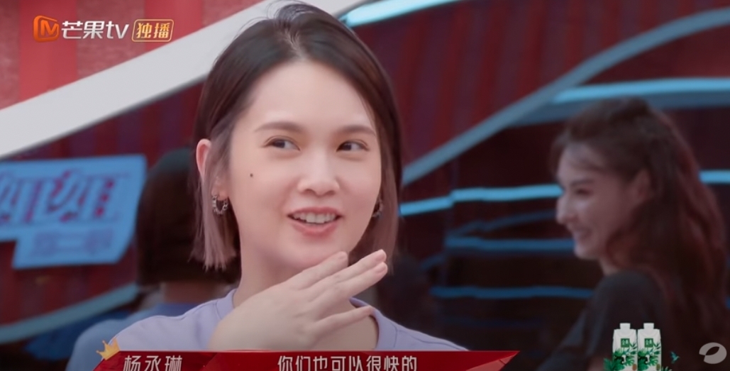 【乘風破浪的姐姐2】楊丞琳發現比賽的歌曲太單一,會令人想入睡。於是超高情商讓劉卓改編曲,在排練時直接點出編曲的問題。