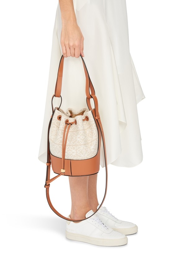 【LOEWE手袋2021】【LOEWE手袋2021】LOEWE氣球包成為了多年來品牌大熱必搶款之一,新的包身採用了白色Anagram圖案帆布面料