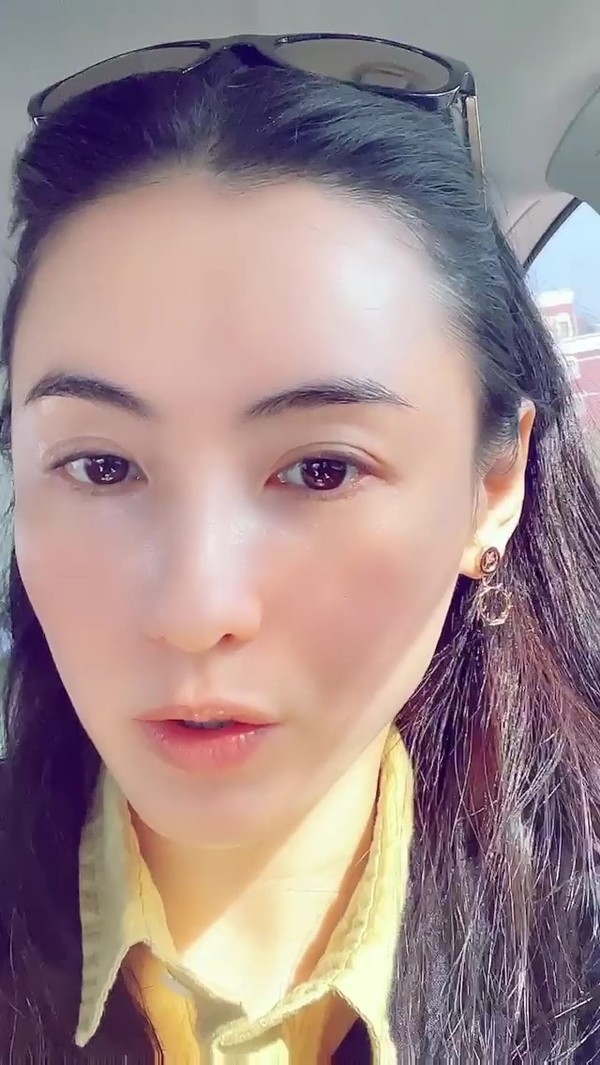 柏芝之後趕飛機前,也拍片分享了自己的生活日常,當中網民就把焦點放在柏芝的顏值上