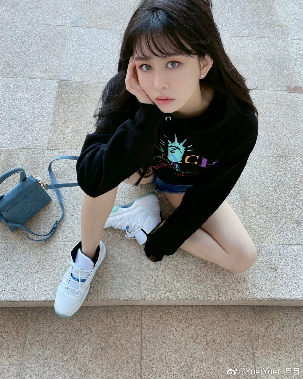 邱淑貞大女21歲沈月絕美新造型/雪白肌膚逆天美腿現身LV活動