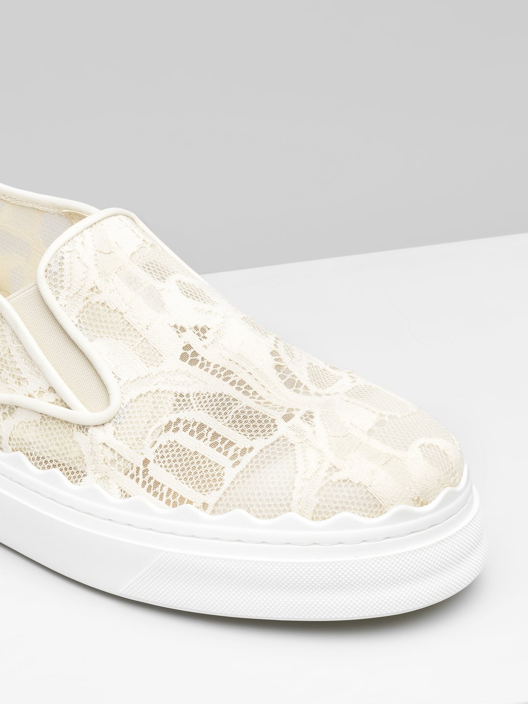 【名牌白鞋/運動鞋2021】如果想款式再簡單一點，這款Chloé無鞋帶款也許會正中你的心意～