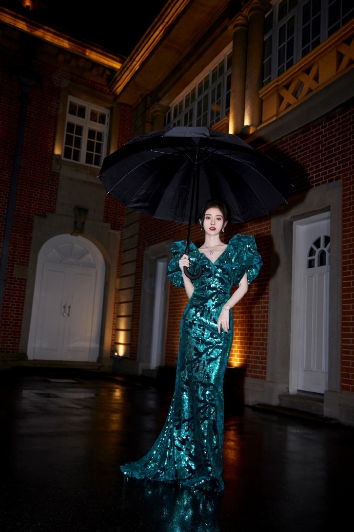 【微博之夜女星造型】迪麗熱巴/鞠婧禕/Angelababy/倪妮/關曉彤/楊冪/宋茜