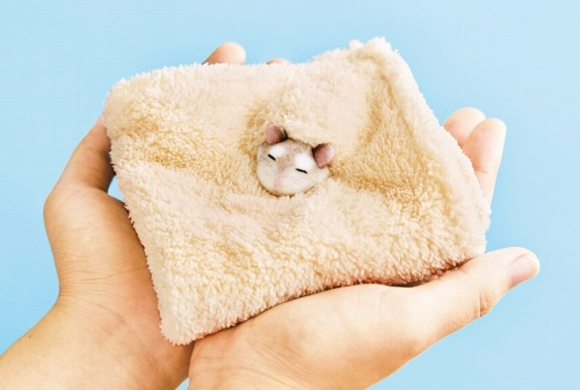 日本貪睡倉鼠毛巾貪睡倉鼠毛巾有著鬆軟的毛裏面更藏著一隻可愛的倉鼠