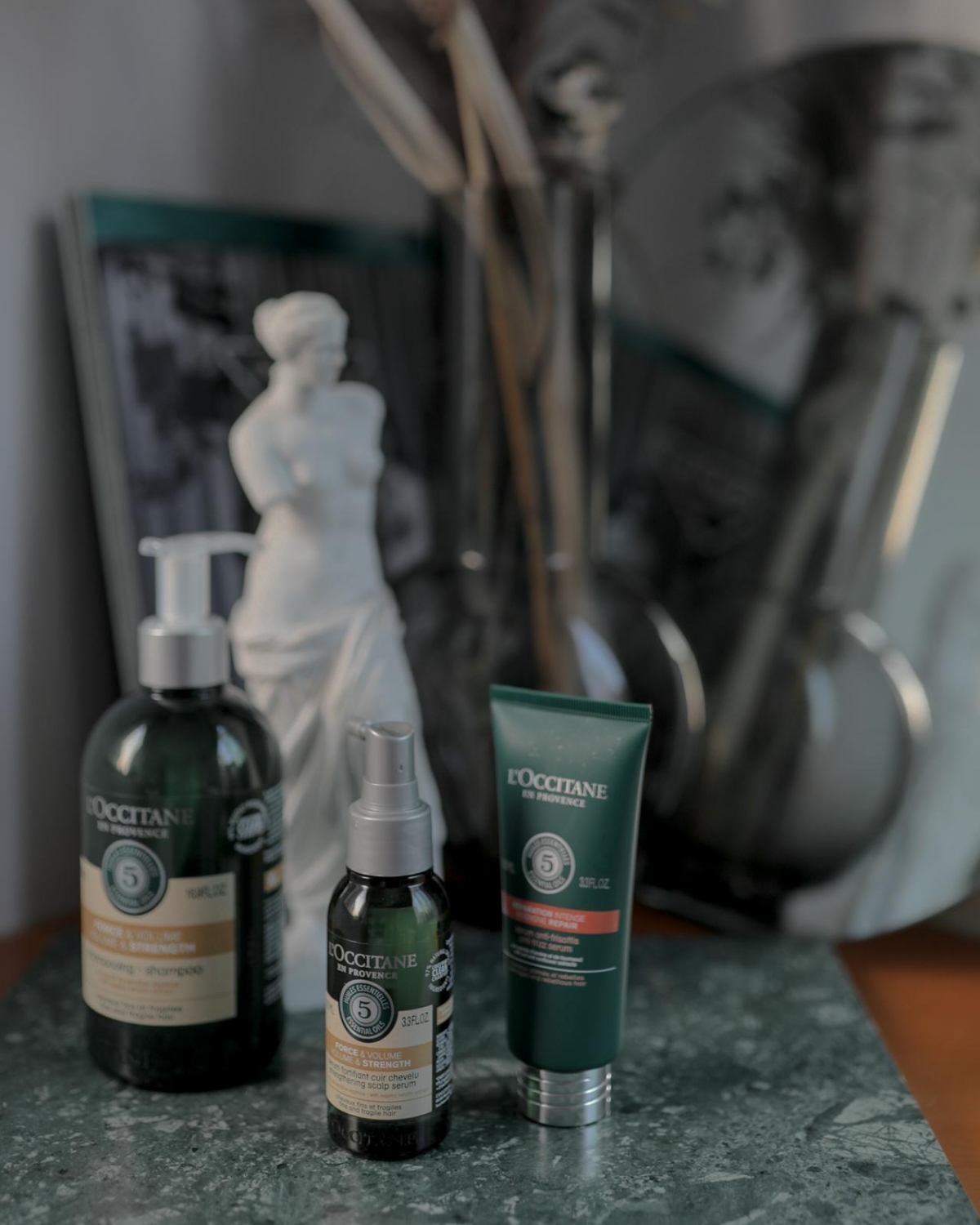 天生髮質幼細柔軟的朋友,漂染電燙得多更覺髮質愈變愈脆弱,髮絲很容易便掉滿一地?時尚達人 Ceci N. 就鍾愛「強韌護理」洗髮水