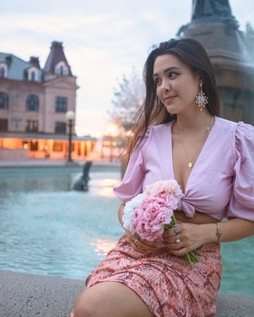鍾麗緹23歲的大女兒Yasmine盡得媽媽的優良傳統,身材穠纖合度被大讚!