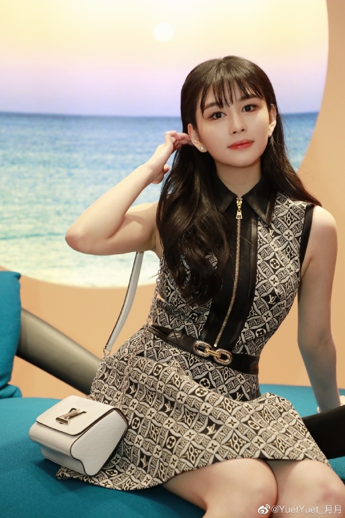 邱淑貞大女21歲沈月絕美新造型/雪白肌膚逆天美腿現身LV活動