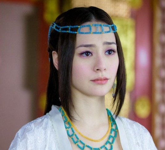 阿嬌在《古劍奇譚》飾演美麗善良的「巽芳」蓬萊國公主，為歐陽少恭前世妻子。