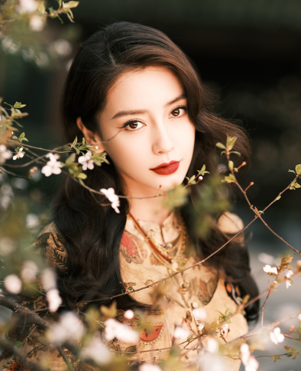 Angelababy黃曉明曬小海綿新相/著母子鞋畫畫溫馨/基因強大一定靚仔