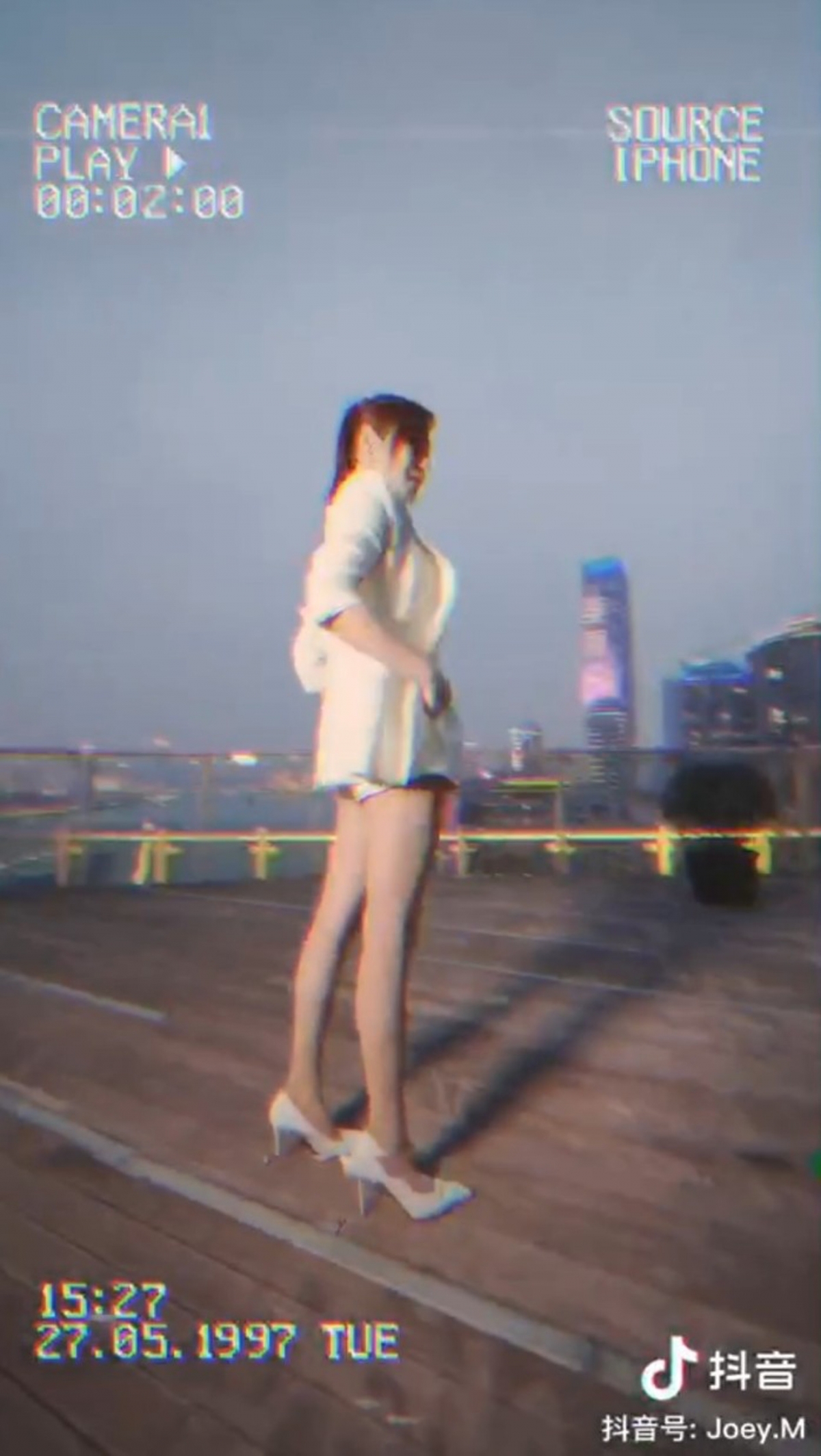 萬綺雯在社交平台拍了一段360度的影片,片中的萬綺雯以白色西裝襯作如裙款的小短褲