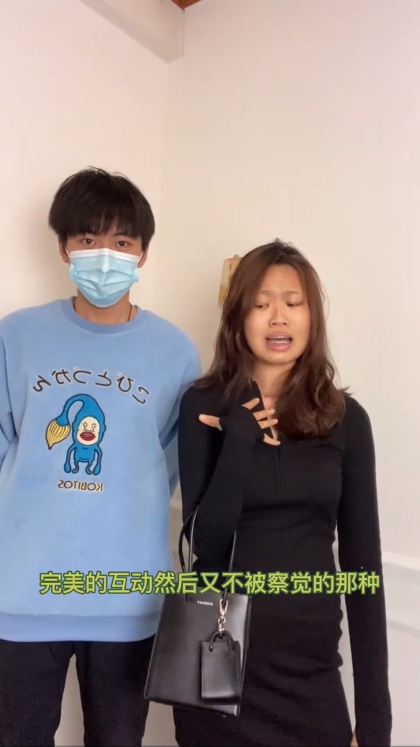 無須P圖,一個動作「素顏大媽」秒變「性感女神」!欺詐級對鏡自拍神技,網民大呼超神奇!