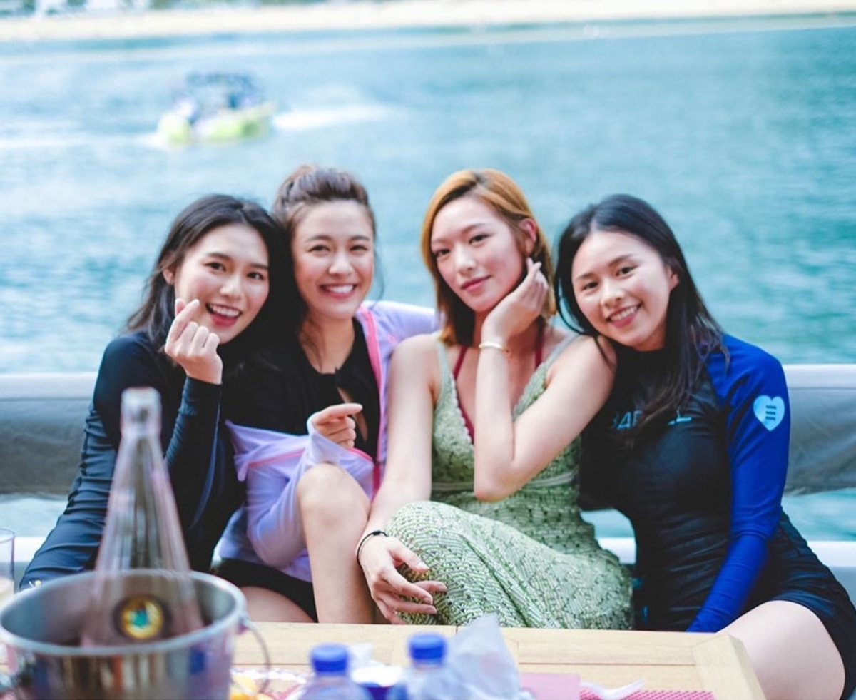 港姐馮盈盈就與好姊妹江嘉敏就被爆一起到賭王何鴻燊四房公子何猷亨的億元豪華遊艇開船P,