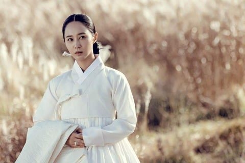 yuri在打包袱-偷竊命運劇中就飾演一名寡婦,一張身穿類似白色孝服的裝扮