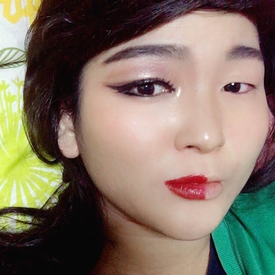 在Hara的Instagram上總是會有兩個不同的樣子出現。那就是化妝前和化妝後的她,讓人完全分不出來。
