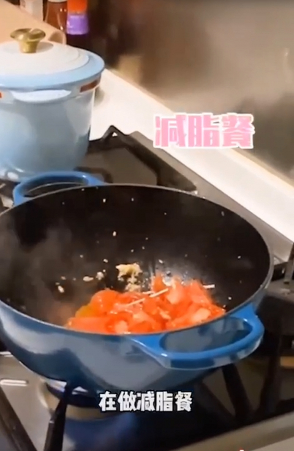 阿嬌近日興致勃勃在抖音拍片，親授大家煮減脂餐，當中準備的材料相當豐富，包括有蕃茄、金針菇、蕎麥麵等