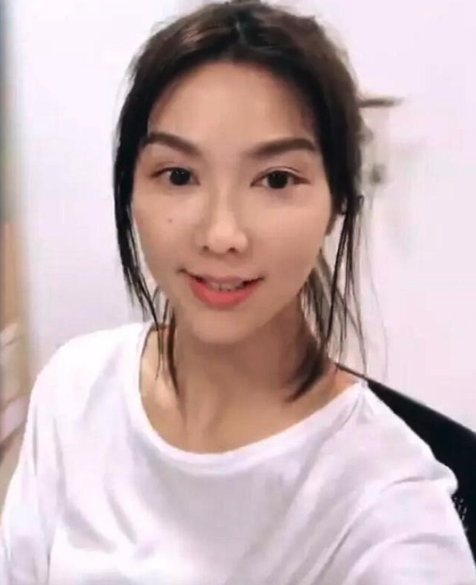 亦有網民指Fiona有點像新加坡歌后孫燕姿,大家又覺得Fiona有撞樣她們嗎?