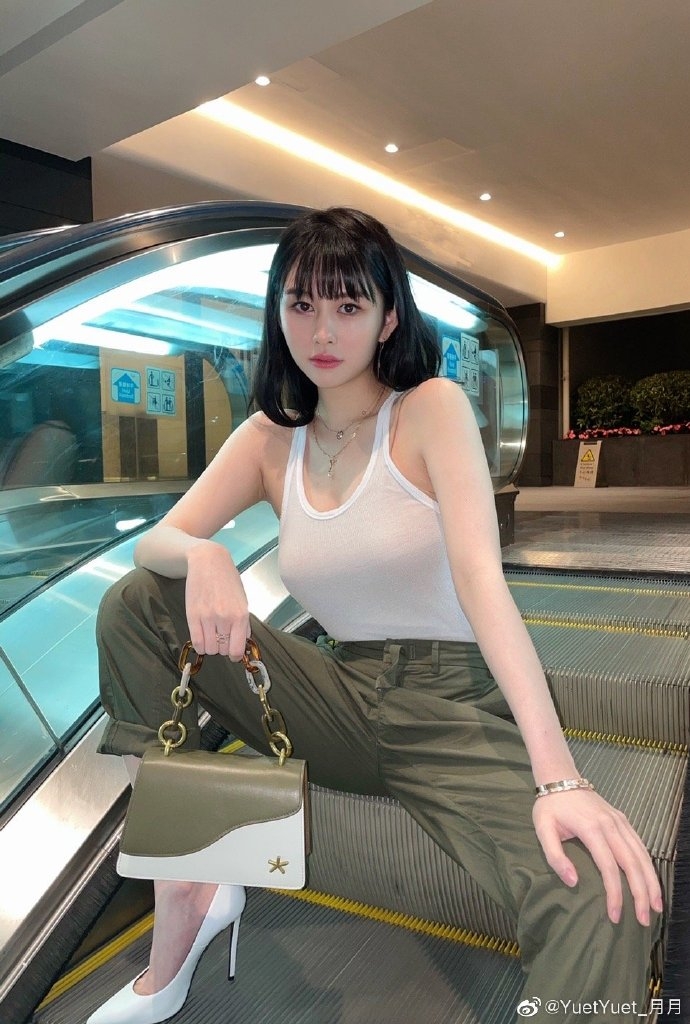 邱淑貞大女21歲沈月絕美新造型/雪白肌膚逆天美腿現身LV活動