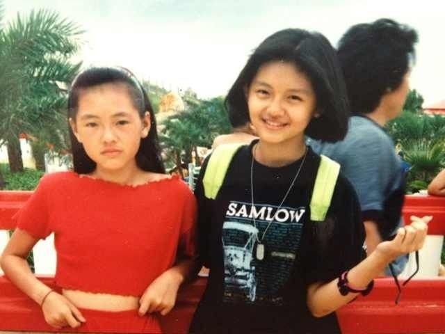 其實大S和小S從小都已經長得很相似,一起來回顧兩姊妹過往的童年照吧!