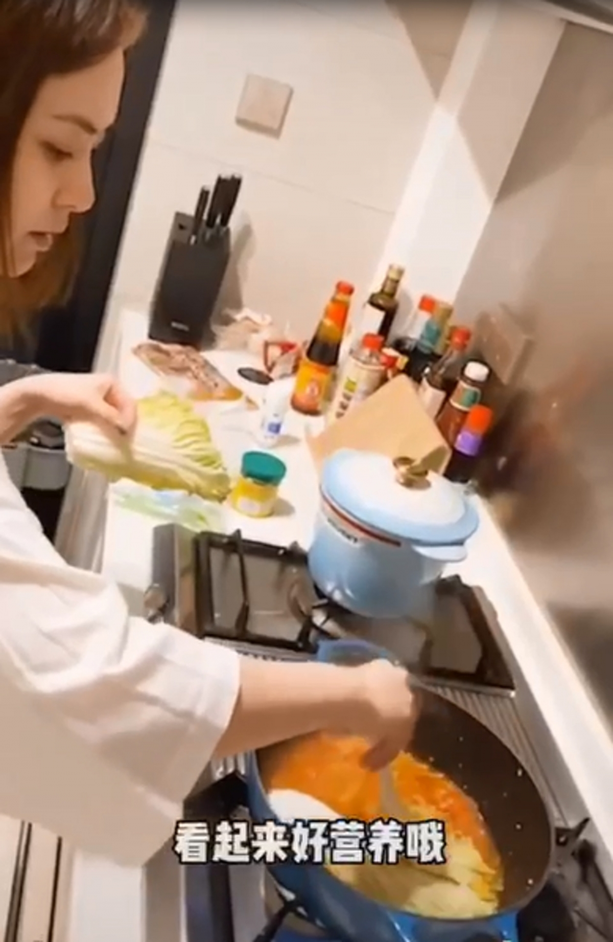 阿嬌更透露這個減脂餐也是在抖音學到的，期間「大頭蝦」的阿嬌卻忘了要加水