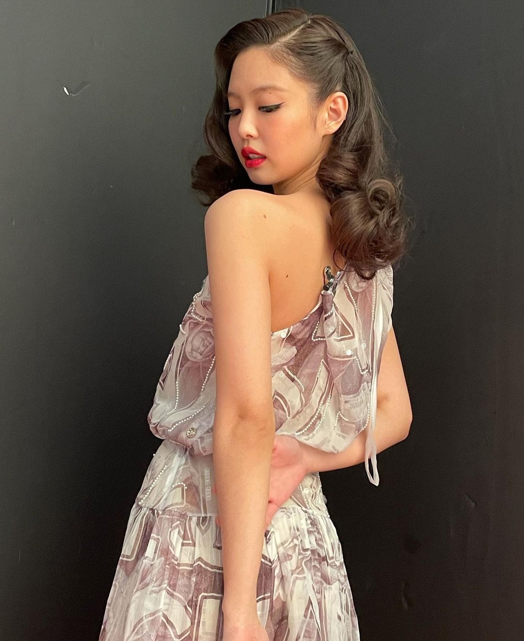 Jennie 濃妝扮瑪麗蓮夢露惹劣評！