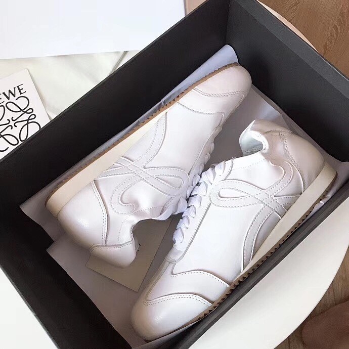 LOEWE低筒的造型設計就較簡單，以圓頭設計配搭同色繫帶封扣，鞋舌及鞋側分別飾有「Anagram」徽標