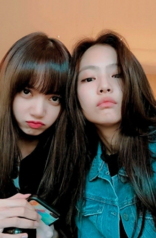 在微博也漸漸出現攻擊她們的帖子「#金智妮划水鲶鱼」,用醜照攻擊兩方偶像。