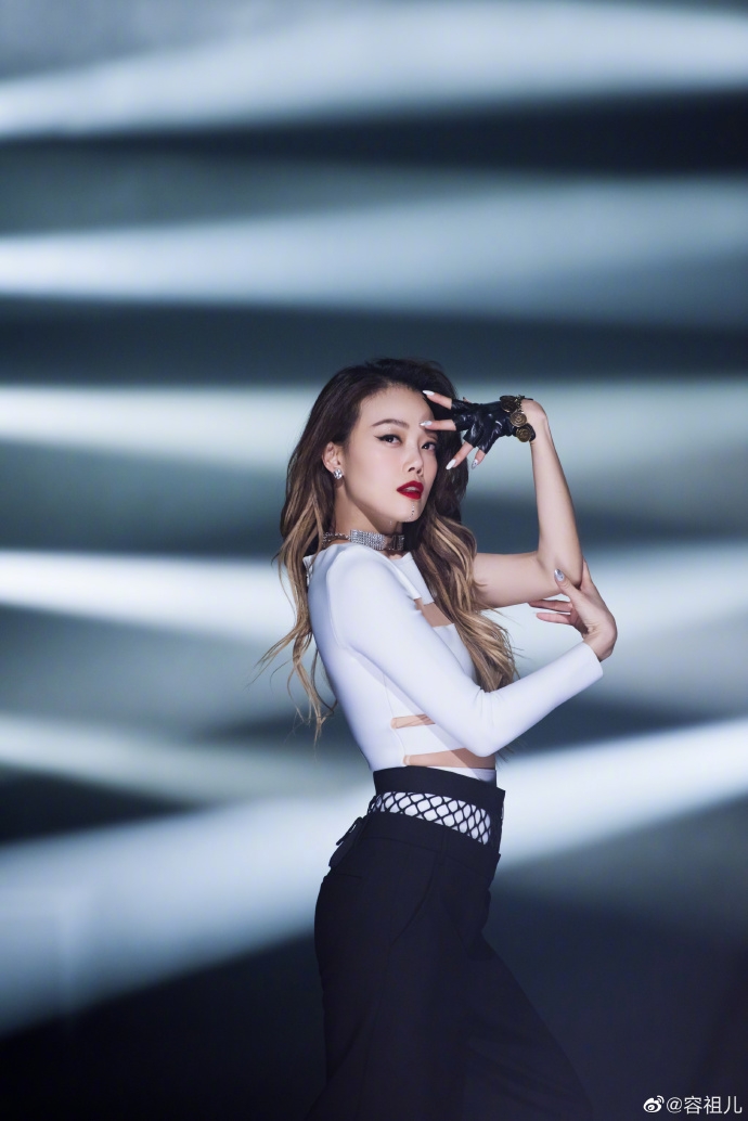 容祖兒Gel「長甲」變廢人釀意外,因美甲行動不便終被剪刀誤傷虎口