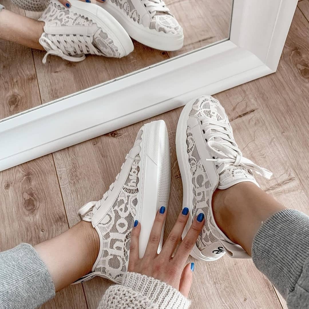 【名牌白鞋/運動鞋2021】Chloé最搶手的一定是這款極具仙氣的「蕾絲白鞋」，以花邊的蕾絲隱約打造出低調的Chloé字樣～