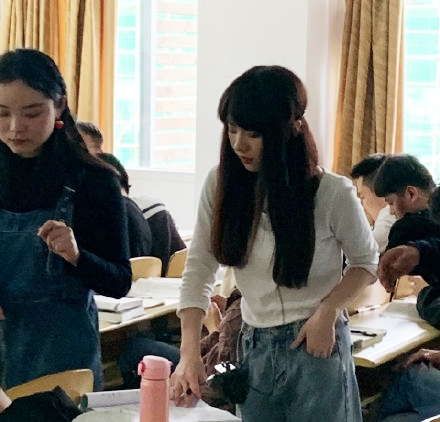 歷史女老師撞臉BLACKPINK Lisa?超高顏值引學生去朝聖