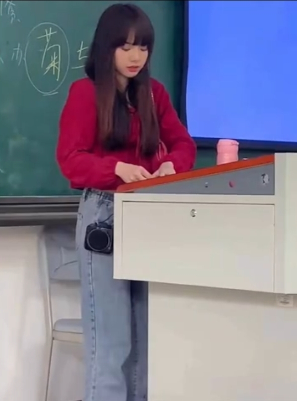 歷史女老師撞臉BLACKPINK Lisa?超高顏值引學生去朝聖