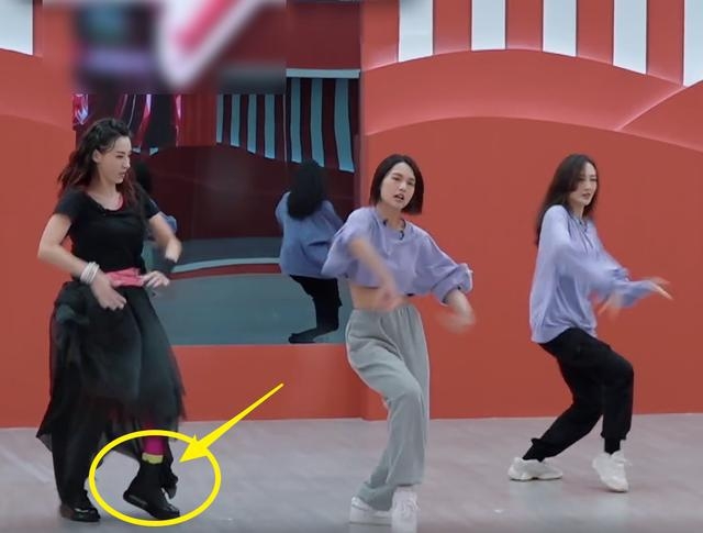 【乘風破浪的姐姐2】當天楊丞琳和張柏芝訓練時所穿的鞋子都是平底鞋,相信為差不多厚度的鞋子。