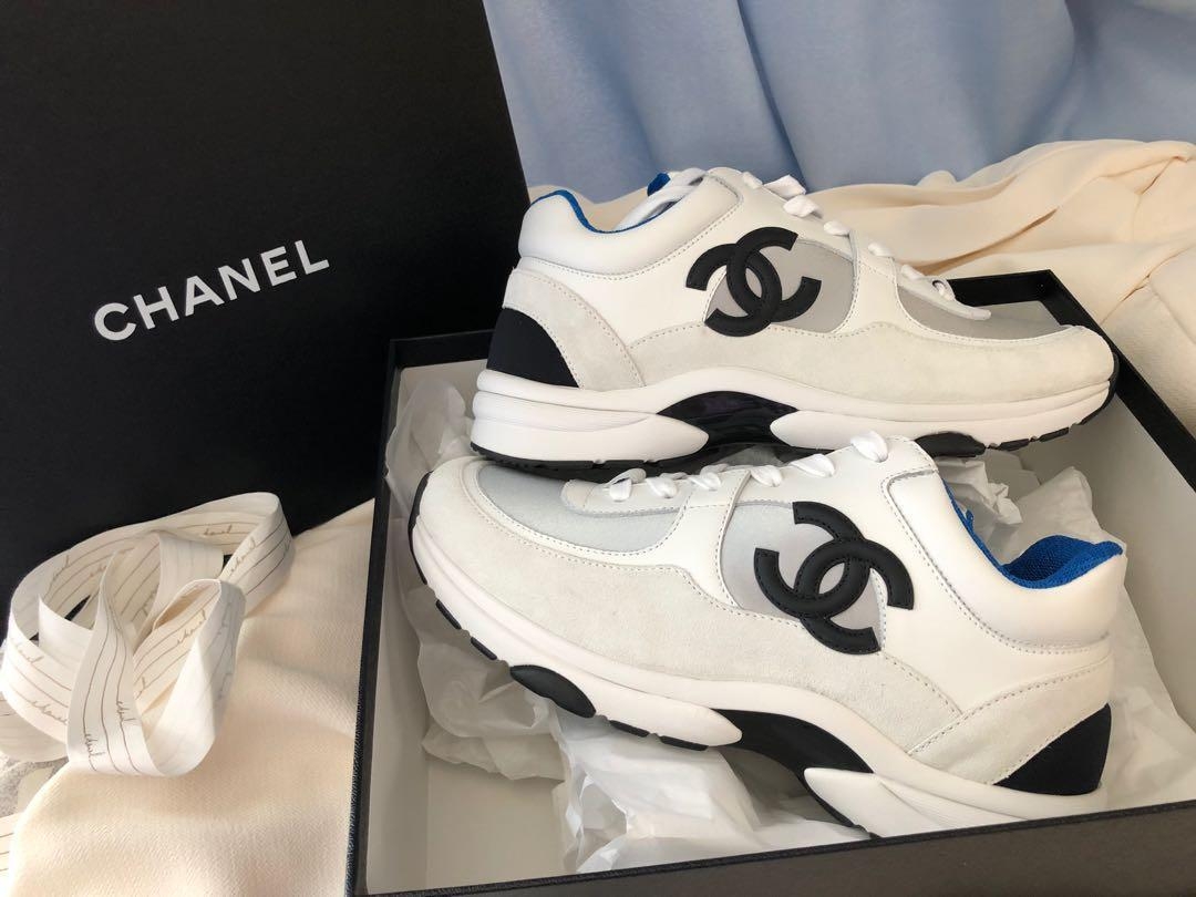 【名牌白鞋/運動鞋2021】這款矚目的CHANEL老爹鞋也是近來引起熱話的款式！以奶油白配搭雙C黑色浮雕大logo