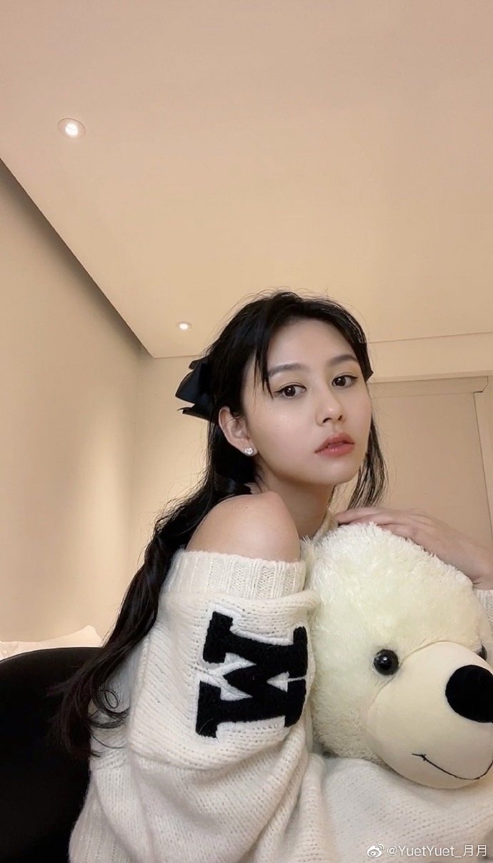 邱淑貞大女21歲沈月絕美新造型/雪白肌膚逆天美腿現身LV活動