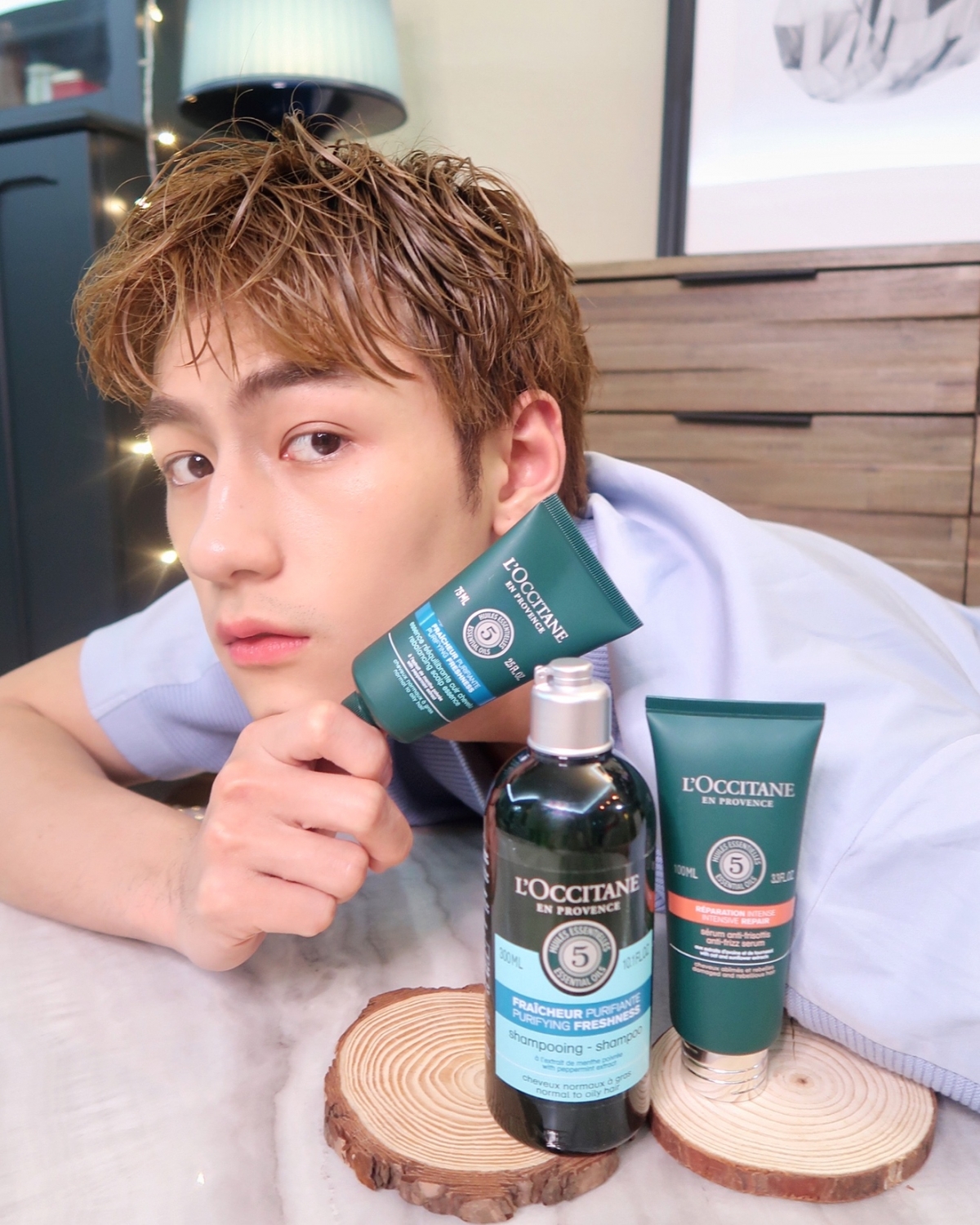 如果你也跟男神 Jeffrey Ngai 一樣,在天氣潮濕的日子,頭皮特別容易出油,令秀髮變得油膩不乾爽,就可以選用加入了薄荷、百里香、西柚、薰衣草和香柏木精華油的「清爽淨化」洗髮水