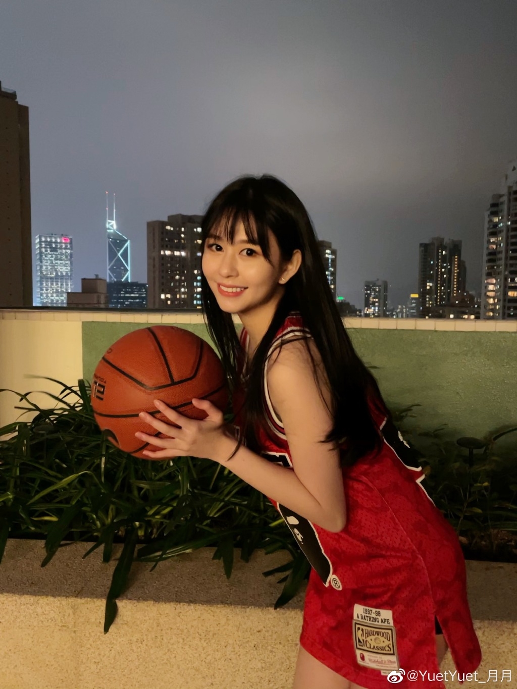 邱淑貞大女21歲沈月絕美新造型/雪白肌膚逆天美腿現身LV活動