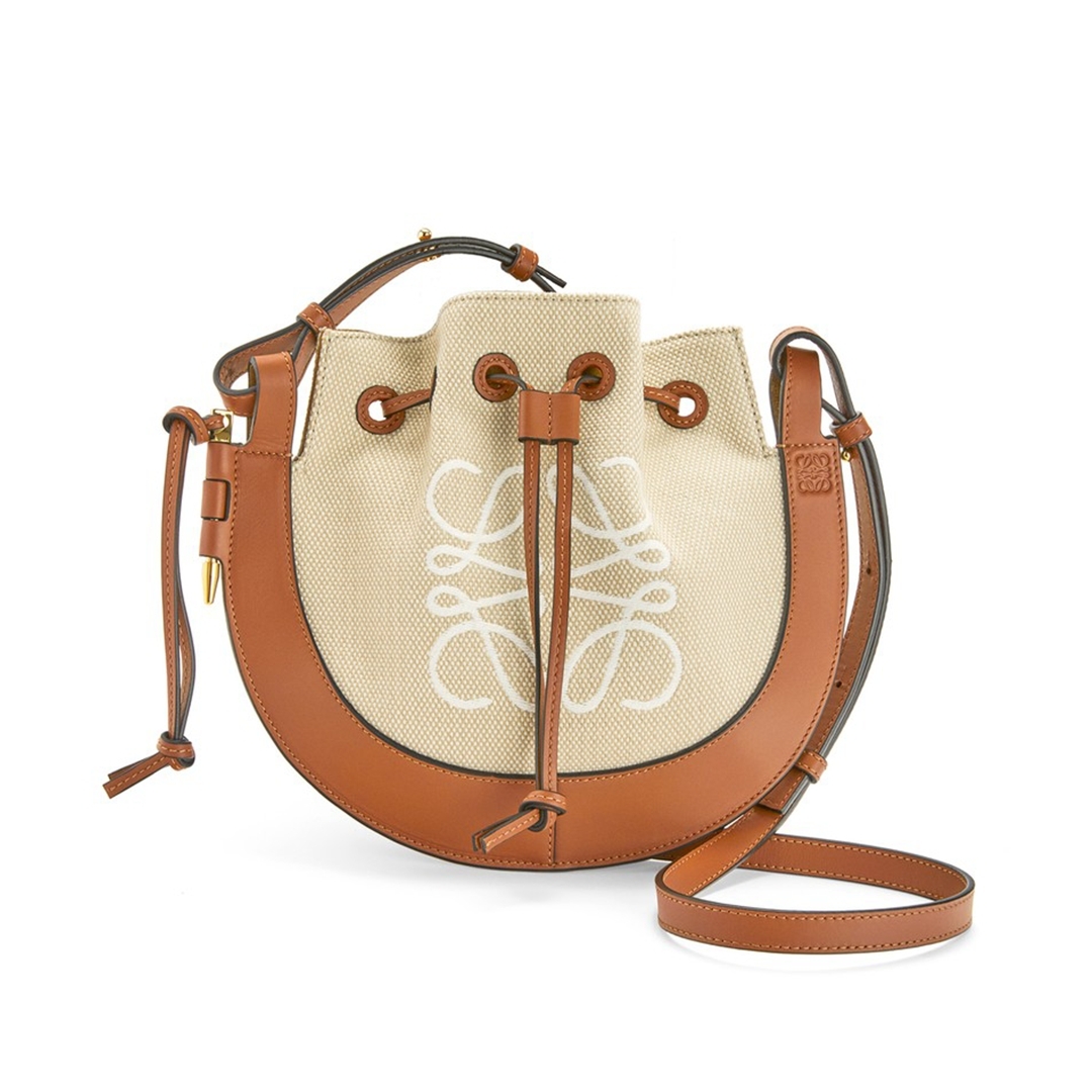【LOEWE手袋2021】這款弧形馬鞍包採用馬蹄鐵造型皮革,獨特的U型包身配上索繩內袋,把繩子束上化身一個水餃形狀的小袋