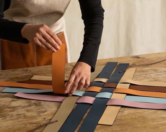 【LOEWE手袋2021】這次Woven Basket所用到的寬版皮革全都是採用倉庫中尚未使用或多餘的皮革所製成