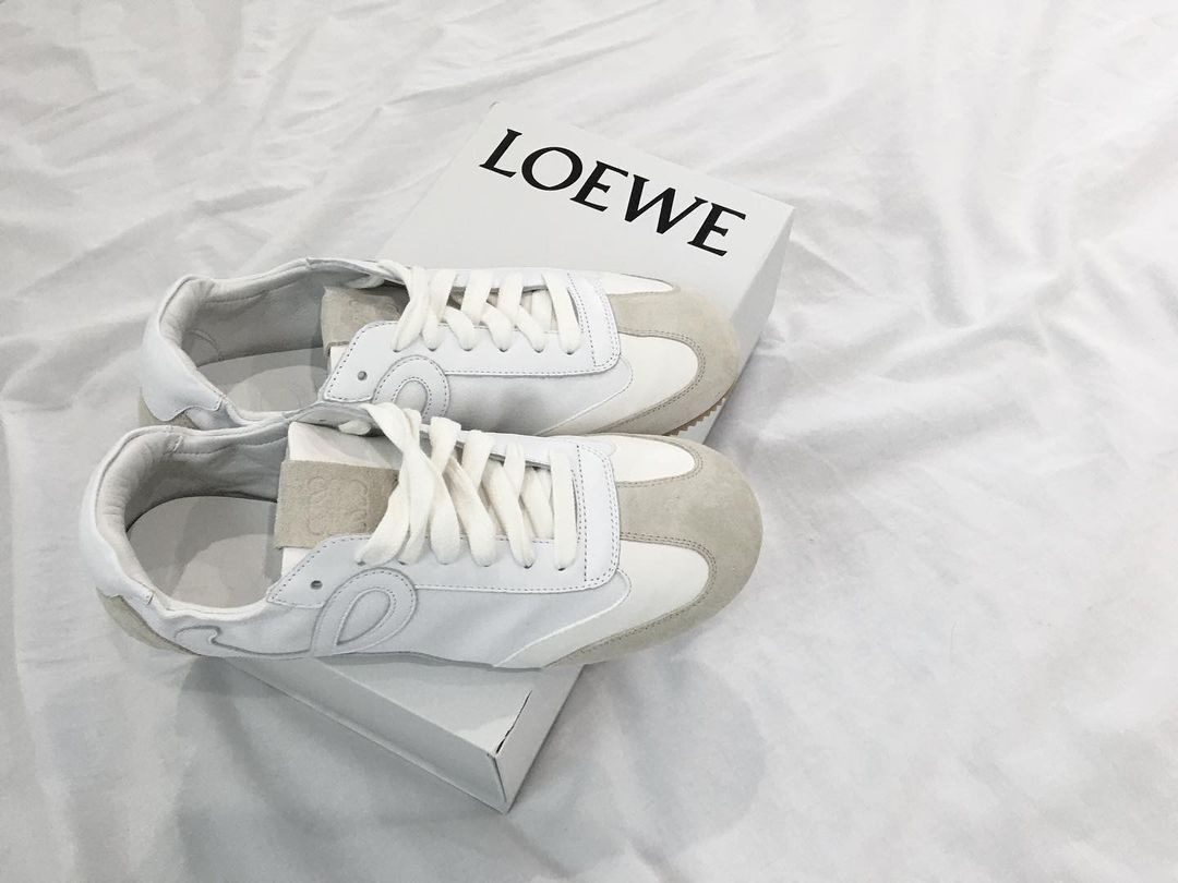 LOEWE低筒的造型設計就較簡單，以圓頭設計配搭同色繫帶封扣，鞋舌及鞋側分別飾有「Anagram」徽標