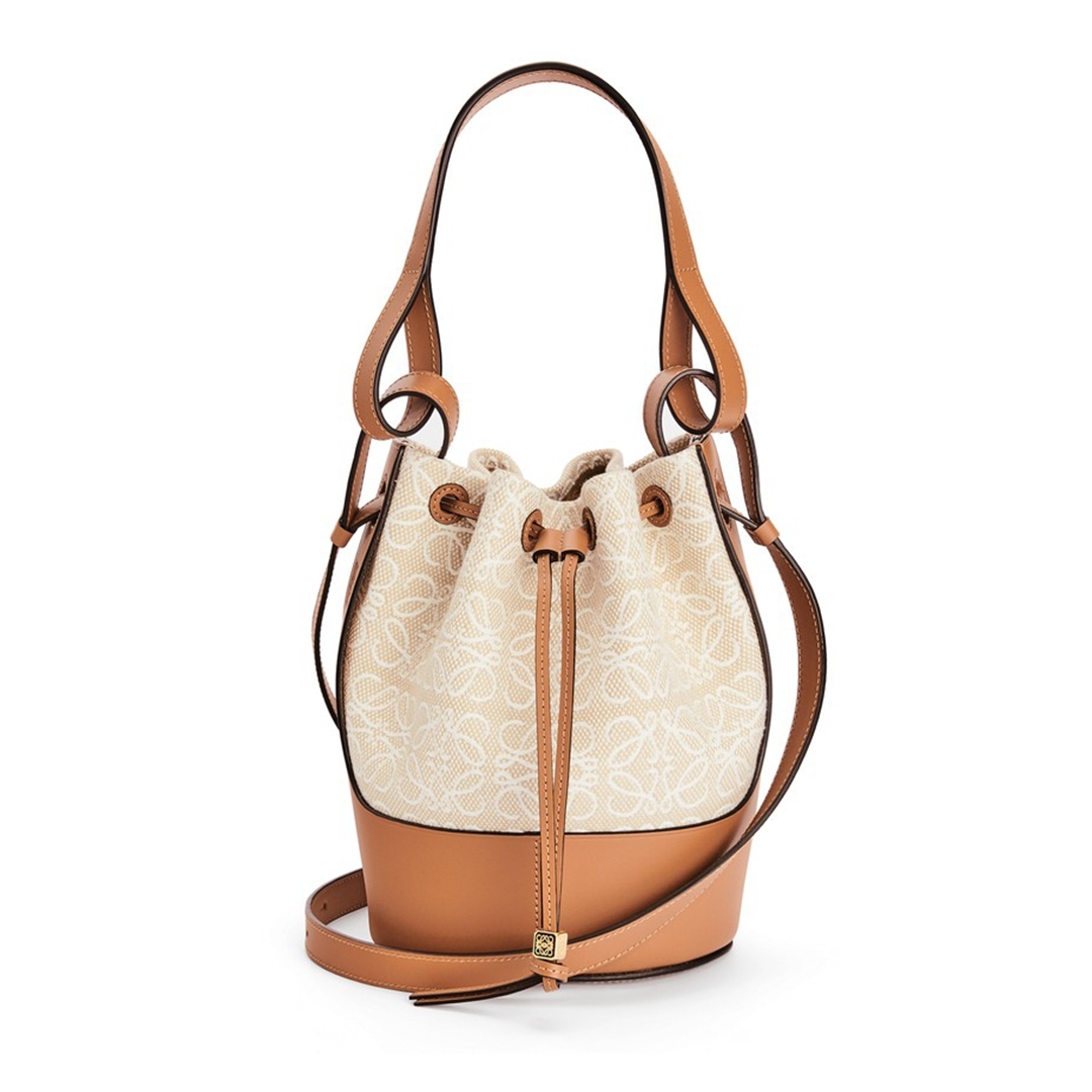 【LOEWE手袋2021】LOEWE氣球包成為了多年來品牌大熱必搶款之一,新的包身採用了白色Anagram圖案帆布面料