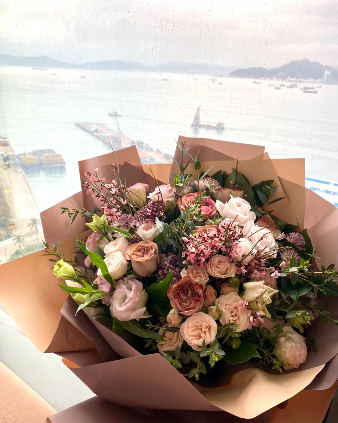 不過最耐人尋味的,就是陳瀅在文中也一同 tag 了緋聞男友方力申,不過在打後的「禮物照」中卻沒有方力申禮物的蹤影!