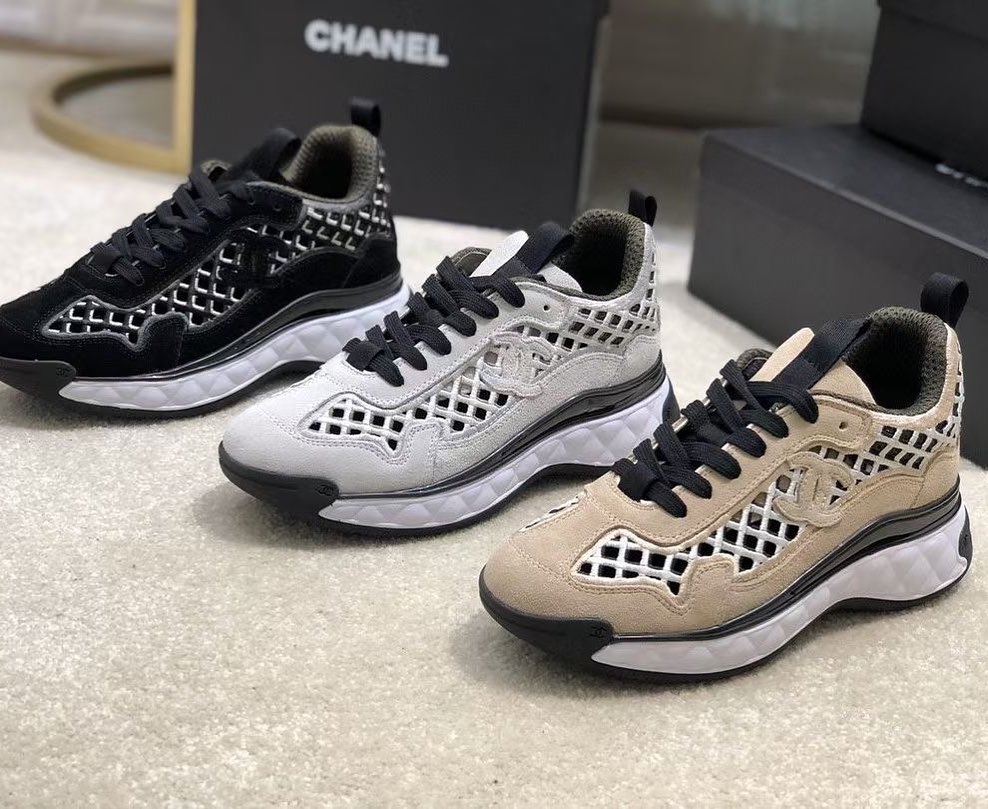 【名牌白鞋/運動鞋2021】這雙CHANEL鞋款最大的特點就是其出色的刺繡鏤空設計，非常透氣的款式很適合春夏穿上它！