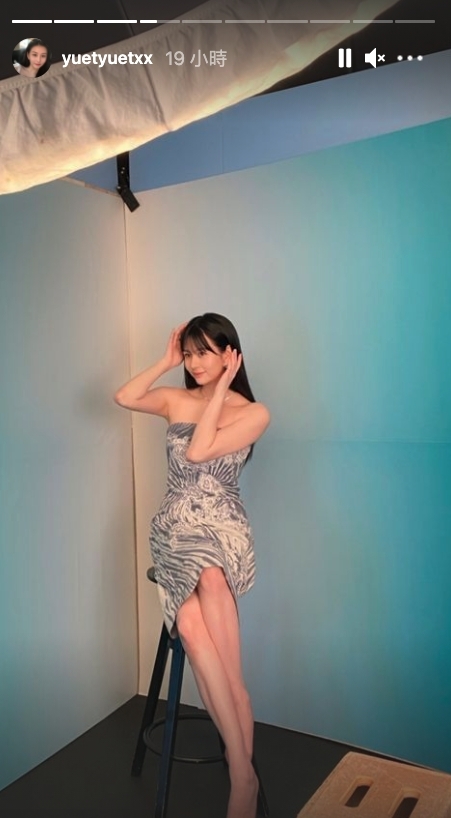 沈月,在今次的拍攝就換上了令人眼前一亮的齊瀏海造型,更被不少網民大讚齊蔭 look 已經成功超越了媽媽邱淑貞的女神地位?