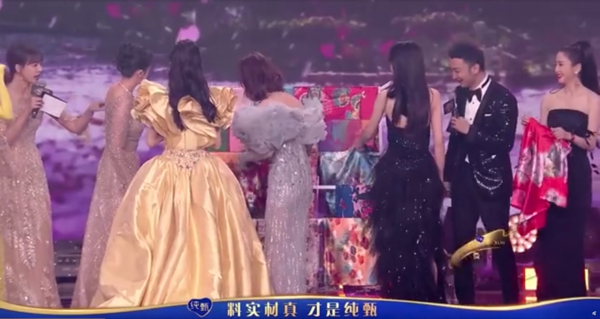 【微博之夜】Angelababy楊冪被迫扮大媽合照,6女星影「老土星型相」表情尷尬