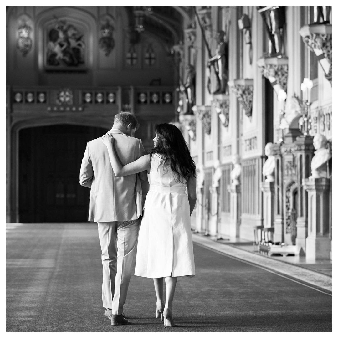 雖然梅根在訪問中聲稱自己是「天真地進入王室」,也從未對哈利的王子身份感到好奇,不過很快就被兒時閨蜜 Ninaki Priddy 打臉,並指她從小就對王室十分著迷,更立志成為戴安娜王妃2.0!