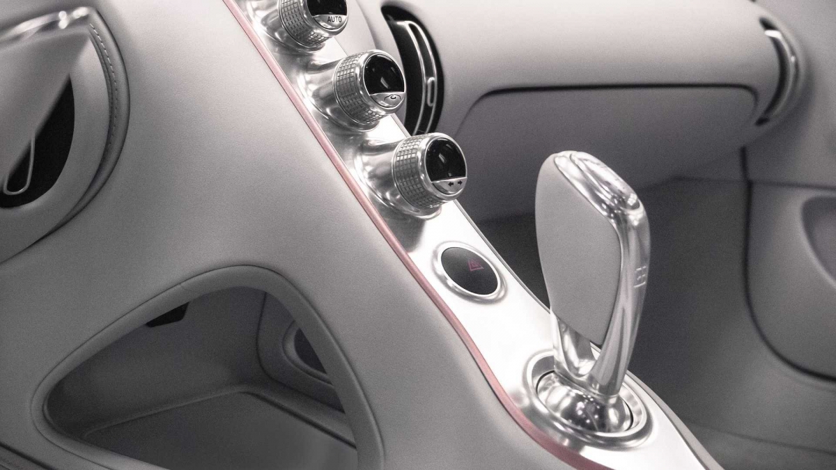 全球僅限一台的Bugatti夢幻「冰莓粉純白跑車」！車內灰白真皮粉紅刺繡，少女Dream Car