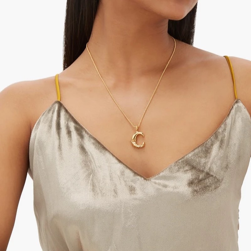 Chloé 的手袋一直是不少OL的大愛少女品牌,想不到原來飾物區也藏著不少驚喜!它們家的經典字母系列更向來大受少女歡迎,全新的頸鏈系列同樣由A至Z 26個字母作設計靈感,