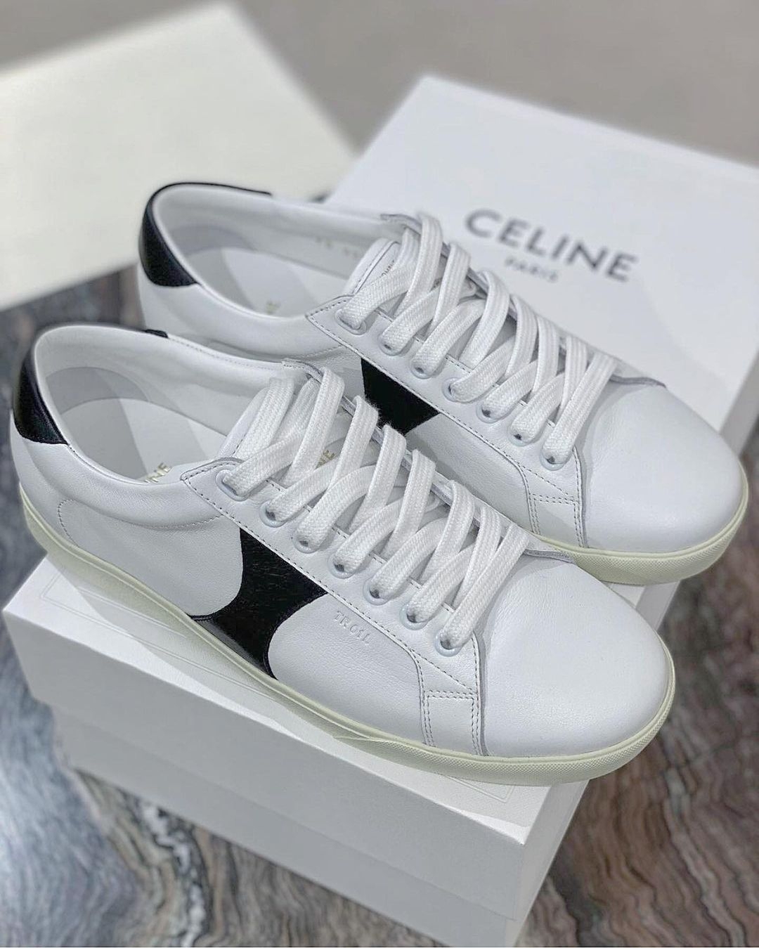 【名牌白鞋/運動鞋2021】另一款以CELINE經典Triomphe元素打造，亦是不少女生大熱的白鞋之一。