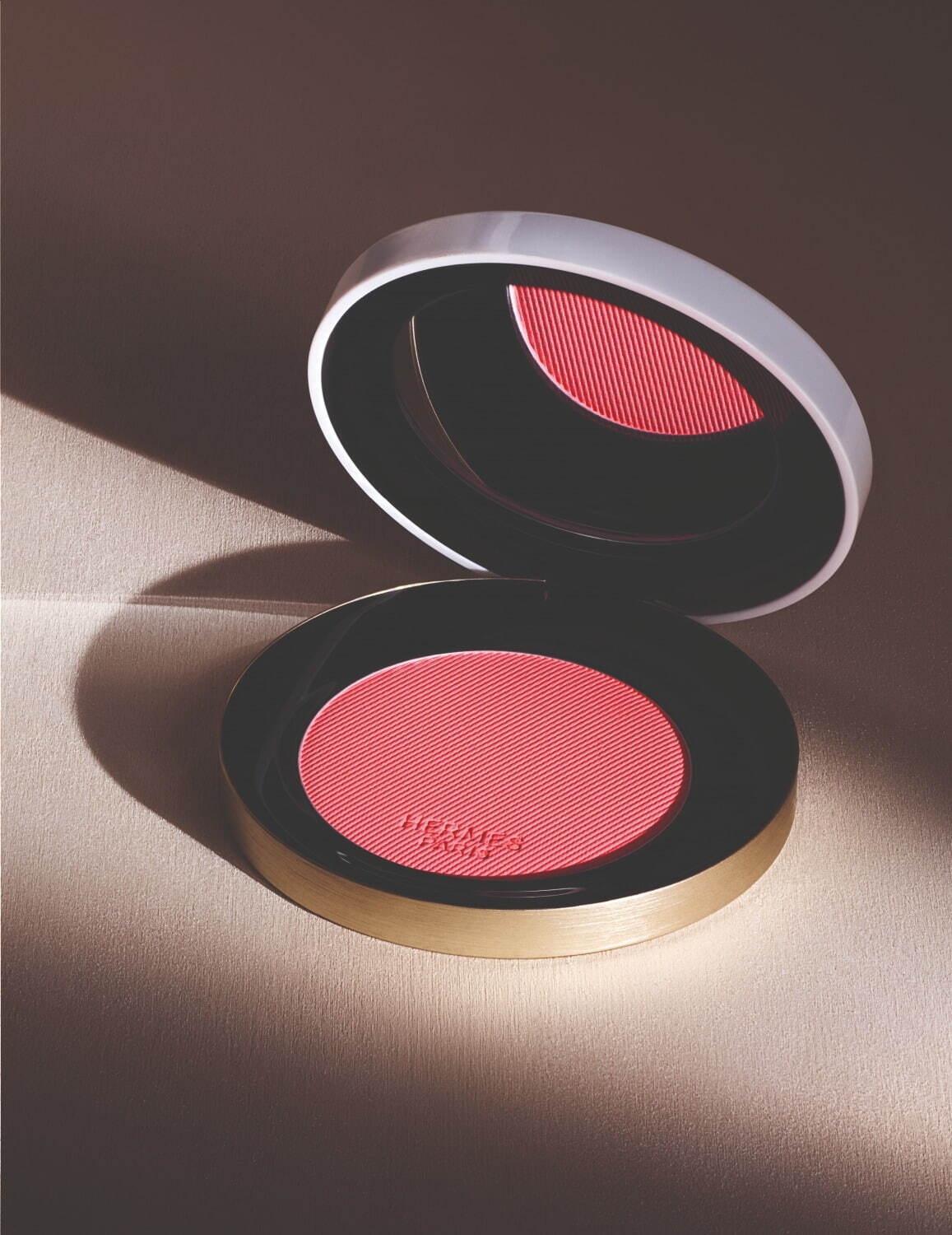 除了全新的 Rose Hermès 唇膏外,最讓人驚喜的一定是全新登場的玫瑰絲綢胭脂!