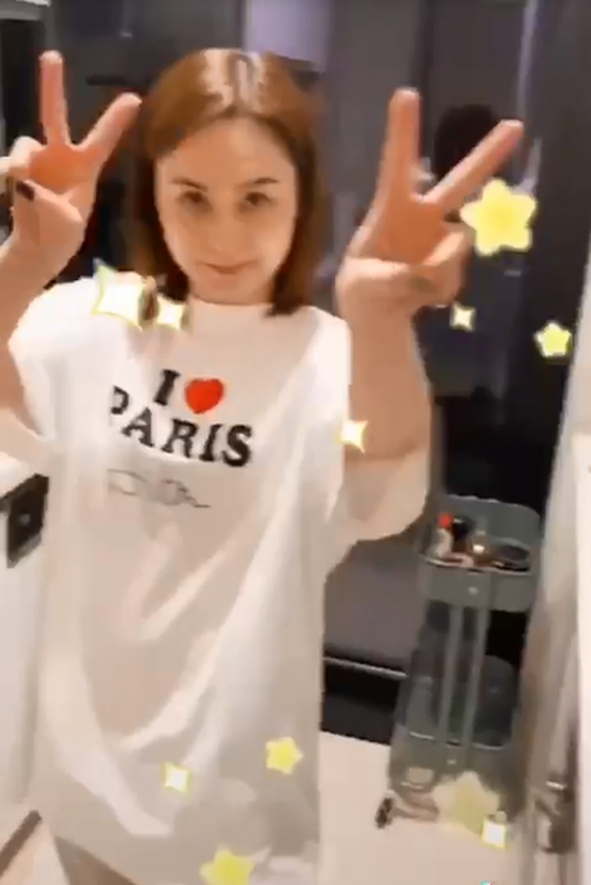 網民卻發現素顏的鍾欣潼阿嬌氣息似乎很暗沉，特別是眼周竟然掛著超嚴重的黑眼圈